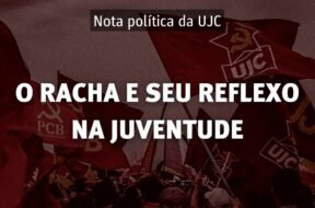 A imagem apresenta um cenário de fundo de uma manifestação onde militantes empunham bandeiras da União da Juventude Comunista (UJC) e do Partido Comunista Brasileiro (PCB). Ao centro está escrito "O RACHA E SEU REFLEXO NA JUVENTUDE". Centralizado na parte superior está o logotipo da UJC e os dizeres "Nota Política da UJC". Centralizado na parte de baixo da imagem está escrito "ujc.org.br".