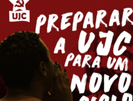 A imagem de fundo vermelho mostra uma mulher negra de costas com a mão próxima à boca gritando alguma palavra de ordem. Acima de sua cabeça está o logotipo da União da Juventude Comunista (UJC). Ao lado da mulher, em fonte estilizada, está escrito "PREPARAR A UJC PARA UM NOVO CICLO". No canto inferior esquerdo está escrito "@ujc.nacional".