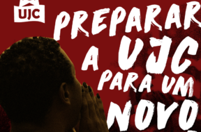 A imagem de fundo vermelho mostra uma mulher negra de costas com a mão próxima à boca gritando alguma palavra de ordem. Acima de sua cabeça está o logotipo da União da Juventude Comunista (UJC). Ao lado da mulher, em fonte estilizada, está escrito "PREPARAR A UJC PARA UM NOVO CICLO". No canto inferior esquerdo está escrito "@ujc.nacional".