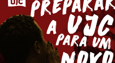 A imagem de fundo vermelho mostra uma mulher negra de costas com a mão próxima à boca gritando alguma palavra de ordem. Acima de sua cabeça está o logotipo da União da Juventude Comunista (UJC). Ao lado da mulher, em fonte estilizada, está escrito "PREPARAR A UJC PARA UM NOVO CICLO". No canto inferior esquerdo está escrito "@ujc.nacional".