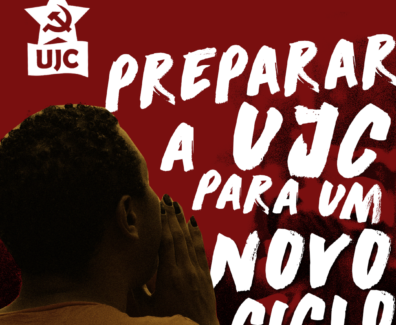 A imagem de fundo vermelho mostra uma mulher negra de costas com a mão próxima à boca gritando alguma palavra de ordem. Acima de sua cabeça está o logotipo da União da Juventude Comunista (UJC). Ao lado da mulher, em fonte estilizada, está escrito "PREPARAR A UJC PARA UM NOVO CICLO". No canto inferior esquerdo está escrito "@ujc.nacional".