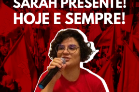 Foto de Sarah Domingues, com a frase "SARAH PRESENTE, HOJE E SEMPRE" acima em branco.