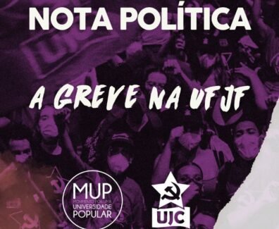Card com uma imagem ao fundo de manifestação da UJC na pandemia, texturizada em roxo, com os dizeres "NOTA POLÍTICA: A GREVE NA UFJF" ao centro e as logos do MUP e da UJC abaixo.