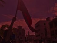 Imagem de um militante da UJC segurando uma bandeira vermelha do PCB.