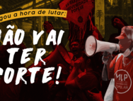 A imagem apresenta uma cena de protesto com uma paleta de cores dominada pelo vermelho, preto e amarelo. À direita, um manifestante, usando um boné e uma camiseta vermelha com o logotipo do "Movimento por uma Universidade Popular" (MUP), segura um megafone, simbolizando a liderança e a mobilização. Ao fundo, outros manifestantes levantam cartazes, um dos quais traz a frase "LUTAR POR UMA UNIVERSIDADE POPULAR" com o logo do MUP. À esquerda, em destaque, a frase "CHEGOU A HORA DE LUTAR:" aparece em letras maiúsculas amarelas sobre uma faixa curva preta, chamando a atenção. Logo abaixo, em letras brancas e grandes, está o slogan "NÃO VAI TER CORTE!". A combinação de elementos gráficos e o uso intenso de cores reforçam a ideia de urgência e luta contra os cortes no orçamento da educação.