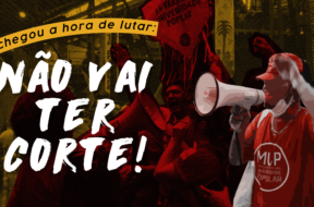 A imagem apresenta uma cena de protesto com uma paleta de cores dominada pelo vermelho, preto e amarelo. À direita, um manifestante, usando um boné e uma camiseta vermelha com o logotipo do "Movimento por uma Universidade Popular" (MUP), segura um megafone, simbolizando a liderança e a mobilização. Ao fundo, outros manifestantes levantam cartazes, um dos quais traz a frase "LUTAR POR UMA UNIVERSIDADE POPULAR" com o logo do MUP. À esquerda, em destaque, a frase "CHEGOU A HORA DE LUTAR:" aparece em letras maiúsculas amarelas sobre uma faixa curva preta, chamando a atenção. Logo abaixo, em letras brancas e grandes, está o slogan "NÃO VAI TER CORTE!". A combinação de elementos gráficos e o uso intenso de cores reforçam a ideia de urgência e luta contra os cortes no orçamento da educação.