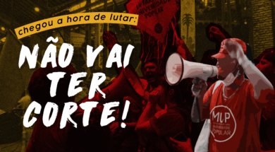 A imagem apresenta uma cena de protesto com uma paleta de cores dominada pelo vermelho, preto e amarelo. À direita, um manifestante, usando um boné e uma camiseta vermelha com o logotipo do "Movimento por uma Universidade Popular" (MUP), segura um megafone, simbolizando a liderança e a mobilização. Ao fundo, outros manifestantes levantam cartazes, um dos quais traz a frase "LUTAR POR UMA UNIVERSIDADE POPULAR" com o logo do MUP. À esquerda, em destaque, a frase "CHEGOU A HORA DE LUTAR:" aparece em letras maiúsculas amarelas sobre uma faixa curva preta, chamando a atenção. Logo abaixo, em letras brancas e grandes, está o slogan "NÃO VAI TER CORTE!". A combinação de elementos gráficos e o uso intenso de cores reforçam a ideia de urgência e luta contra os cortes no orçamento da educação.