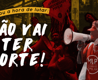A imagem apresenta uma cena de protesto com uma paleta de cores dominada pelo vermelho, preto e amarelo. À direita, um manifestante, usando um boné e uma camiseta vermelha com o logotipo do "Movimento por uma Universidade Popular" (MUP), segura um megafone, simbolizando a liderança e a mobilização. Ao fundo, outros manifestantes levantam cartazes, um dos quais traz a frase "LUTAR POR UMA UNIVERSIDADE POPULAR" com o logo do MUP. À esquerda, em destaque, a frase "CHEGOU A HORA DE LUTAR:" aparece em letras maiúsculas amarelas sobre uma faixa curva preta, chamando a atenção. Logo abaixo, em letras brancas e grandes, está o slogan "NÃO VAI TER CORTE!". A combinação de elementos gráficos e o uso intenso de cores reforçam a ideia de urgência e luta contra os cortes no orçamento da educação.