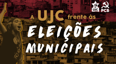 A imagem tem um fundo dividido em duas partes que remetem a diferentes paisagens urbanas: a parte superior é vermelha e apresenta um padrão que evoca prédios urbanos, enquanto a parte inferior é amarelada, representando casas populares típicas de uma favela. À direita, estão os logotipos da UJC (União da Juventude Comunista) e do PCB (Partido Comunista Brasileiro). No canto esquerdo, há uma jovem com um lenço na cabeça e camisa da UJC, levantando o braço em um gesto de protesto ou mobilização, transmitindo uma mensagem de luta. Centralizado na imagem, o texto "ELEIÇÕES MUNICIPAIS" está em letras grandes e brancas, com o título "A UJC frente às" logo acima, onde "UJC" está em destaque com uma cor dourada.