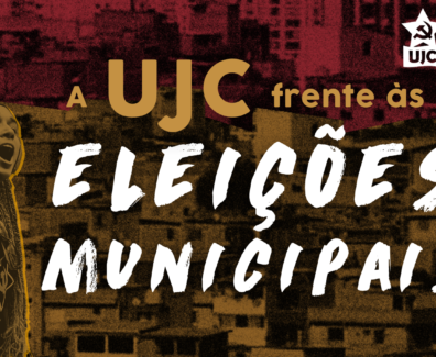 A imagem tem um fundo dividido em duas partes que remetem a diferentes paisagens urbanas: a parte superior é vermelha e apresenta um padrão que evoca prédios urbanos, enquanto a parte inferior é amarelada, representando casas populares típicas de uma favela. À direita, estão os logotipos da UJC (União da Juventude Comunista) e do PCB (Partido Comunista Brasileiro). No canto esquerdo, há uma jovem com um lenço na cabeça e camisa da UJC, levantando o braço em um gesto de protesto ou mobilização, transmitindo uma mensagem de luta. Centralizado na imagem, o texto "ELEIÇÕES MUNICIPAIS" está em letras grandes e brancas, com o título "A UJC frente às" logo acima, onde "UJC" está em destaque com uma cor dourada.