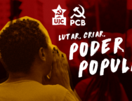 A imagem apresenta a frase "Lutar, Criar, Poder Popular" em letras grandes, ao lado dos símbolos da União da Juventude Comunista (UJC) e do Partido Comunista Brasileiro (PCB). O fundo é predominantemente vermelho, enquanto uma pessoa, destacada em amarelo, aparece com a mão estendida à frente da boca, como se estivesse gritando. A composição reforça o chamado à mobilização coletiva e à construção do Poder Popular, como único caminho para conquistar a verdadeira independência.