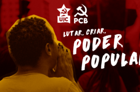 A imagem apresenta a frase "Lutar, Criar, Poder Popular" em letras grandes, ao lado dos símbolos da União da Juventude Comunista (UJC) e do Partido Comunista Brasileiro (PCB). O fundo é predominantemente vermelho, enquanto uma pessoa, destacada em amarelo, aparece com a mão estendida à frente da boca, como se estivesse gritando. A composição reforça o chamado à mobilização coletiva e à construção do Poder Popular, como único caminho para conquistar a verdadeira independência.