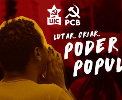 A imagem apresenta a frase "Lutar, Criar, Poder Popular" em letras grandes, ao lado dos símbolos da União da Juventude Comunista (UJC) e do Partido Comunista Brasileiro (PCB). O fundo é predominantemente vermelho, enquanto uma pessoa, destacada em amarelo, aparece com a mão estendida à frente da boca, como se estivesse gritando. A composição reforça o chamado à mobilização coletiva e à construção do Poder Popular, como único caminho para conquistar a verdadeira independência.