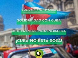 A imagem destaca uma bandeira cubana e uma mensagem de solidariedade à luta de Cuba contra a crise energética. A FMJD reafirma o apoio internacional à ilha, denunciando o bloqueio imposto pelos EUA.