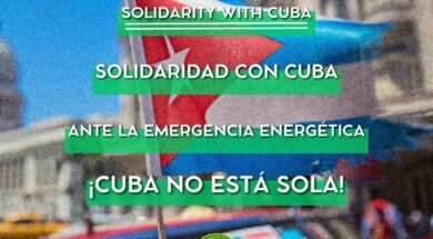 A imagem destaca uma bandeira cubana e uma mensagem de solidariedade à luta de Cuba contra a crise energética. A FMJD reafirma o apoio internacional à ilha, denunciando o bloqueio imposto pelos EUA.