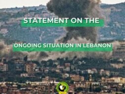 A imagem mostra a destruição causada por bombardeios no Líbano, destacando a recente declaração da FMJD sobre a escalada da violência e a necessidade de solidariedade internacional.