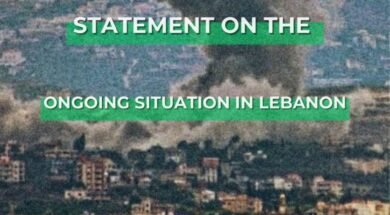 A imagem mostra a destruição causada por bombardeios no Líbano, destacando a recente declaração da FMJD sobre a escalada da violência e a necessidade de solidariedade internacional.