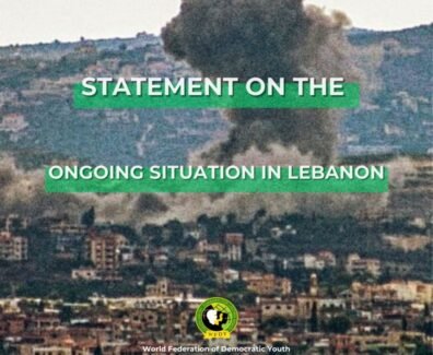 A imagem mostra a destruição causada por bombardeios no Líbano, destacando a recente declaração da FMJD sobre a escalada da violência e a necessidade de solidariedade internacional.