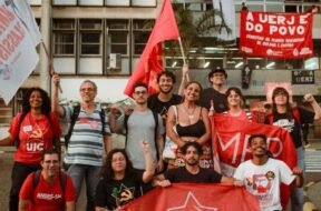 Fotografia retrata a militância da UJC e do PCB presentes na ocupação da UERJ pela revogação do AEDA da fome.