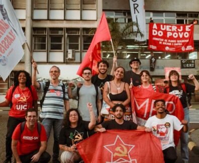 Fotografia retrata a militância da UJC e do PCB presentes na ocupação da UERJ pela revogação do AEDA da fome.