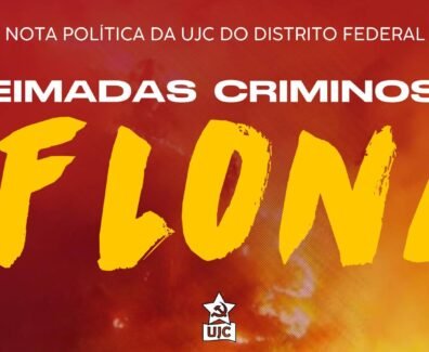 Imagem de fundo vermelho alaranjado, representando chamas, inscrição "QUEIMADAS CRIMINOSAS NA FLONA" ao centro. Centralizado acima, está escrito "NOTA POLÍTICA DA UJC DO DISTRITO FEDERAL". Na parte inferior da imagem, encontra-se o logotipo da União da Juventude Comunista (UJC), composto por uma foice e martelo dentro de uma estrela e uma flâmula abaixo desta com a inscrição "UJC".