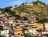 Comunidade de casas coloridas e construções de alvenaria situadas no Território do Bem, em Vitória, Espírito Santo, uma região marcada pela resistência de seus moradores e pelos frequentes episódios de violência policial. Foto: Labtar / UFES.