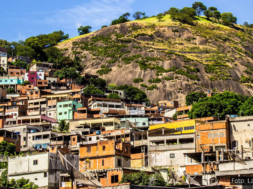 Comunidade de casas coloridas e construções de alvenaria situadas no Território do Bem, em Vitória, Espírito Santo, uma região marcada pela resistência de seus moradores e pelos frequentes episódios de violência policial. Foto: Labtar / UFES.