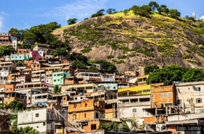 Comunidade de casas coloridas e construções de alvenaria situadas no Território do Bem, em Vitória, Espírito Santo, uma região marcada pela resistência de seus moradores e pelos frequentes episódios de violência policial. Foto: Labtar / UFES.