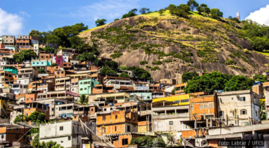 Comunidade de casas coloridas e construções de alvenaria situadas no Território do Bem, em Vitória, Espírito Santo, uma região marcada pela resistência de seus moradores e pelos frequentes episódios de violência policial. Foto: Labtar / UFES.