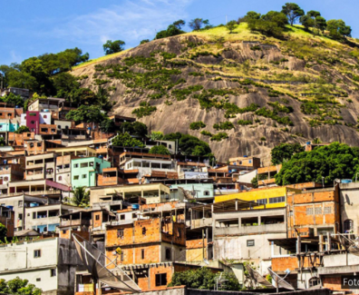 Comunidade de casas coloridas e construções de alvenaria situadas no Território do Bem, em Vitória, Espírito Santo, uma região marcada pela resistência de seus moradores e pelos frequentes episódios de violência policial. Foto: Labtar / UFES.
