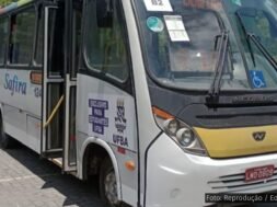 Imagem de um ônibus do transporte estudantil da UFBA, o Buzufba, estacionado com as portas abertas. Na lateral, o logotipo da UFBA e uma placa indicando que o transporte é exclusivo para estudantes. Estudantes independentes e da oposição de esquerda se mobilizam à revelia do DCE UFBA. Foto: Reprodução / Edgard Digital.