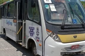 Imagem de um ônibus do transporte estudantil da UFBA, o Buzufba, estacionado com as portas abertas. Na lateral, o logotipo da UFBA e uma placa indicando que o transporte é exclusivo para estudantes. Estudantes independentes e da oposição de esquerda se mobilizam à revelia do DCE UFBA. Foto: Reprodução / Edgard Digital.