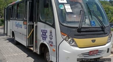 Imagem de um ônibus do transporte estudantil da UFBA, o Buzufba, estacionado com as portas abertas. Na lateral, o logotipo da UFBA e uma placa indicando que o transporte é exclusivo para estudantes. Estudantes independentes e da oposição de esquerda se mobilizam à revelia do DCE UFBA. Foto: Reprodução / Edgard Digital.