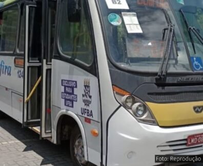 Imagem de um ônibus do transporte estudantil da UFBA, o Buzufba, estacionado com as portas abertas. Na lateral, o logotipo da UFBA e uma placa indicando que o transporte é exclusivo para estudantes. Estudantes independentes e da oposição de esquerda se mobilizam à revelia do DCE UFBA. Foto: Reprodução / Edgard Digital.