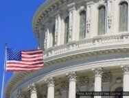 Bandeira dos Estados Unidos tremulando em frente à cúpula do Capitólio, em Washington, D.C.