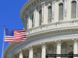 Bandeira dos Estados Unidos tremulando em frente à cúpula do Capitólio, em Washington, D.C.