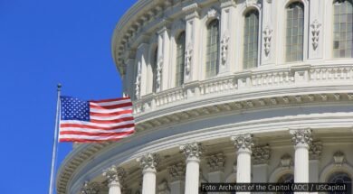 Bandeira dos Estados Unidos tremulando em frente à cúpula do Capitólio, em Washington, D.C.