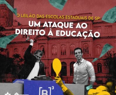 Imagem mostra o governador de São Paulo, Tarcísio de Freitas, com um martelo de leilão, ao lado do secretário de Educação, Renato Feder, em um balcão da B3 (Bolsa de Valores). Ao fundo, há um prédio histórico, e notas de 100 reais caem pela imagem, simbolizando a privatização de 17 escolas estaduais.