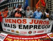 Sindicalistas protestam em frente ao Banco Central contra a política de juros altos.