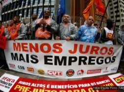 Sindicalistas protestam em frente ao Banco Central contra a política de juros altos.
