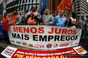 Sindicalistas protestam em frente ao Banco Central contra a política de juros altos.