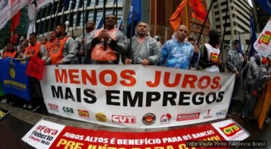 Sindicalistas protestam em frente ao Banco Central contra a política de juros altos.