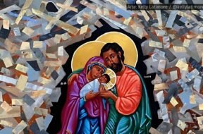 A imagem, intitulada "Christ in the Rubble" e criada pelo artista Kelly Latimore, retrata a Sagrada Família – Maria, José e o menino Jesus – cercada por escombros de uma cidade destruída. Ao fundo, edifícios inclinados e em chamas simbolizam a devastação causada pela guerra, enquanto uma estrela brilhante no céu noturno remete à Estrela de Belém, que guiou os Reis Magos no primeiro Natal.