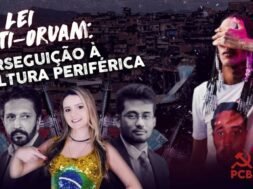Uma montagem digital apresenta um fundo de favela com armas e dinheiro. No topo, a frase "Lei Anti-Oruam: Perseguição à Cultura Periférica" está em destaque. À direita, um cantor de funk cobre o rosto com a mão. À esquerda, três figuras de terno e uma mulher com a camisa do Brasil representam apoiadores da repressão. No canto inferior direito, os símbolos do PCB e da UJC indicam a posição contrária à medida.