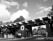 A imagem em tons de cinza retrata a entrada da Universidade Federal de Juiz de Fora.