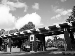 A imagem em tons de cinza retrata a entrada da Universidade Federal de Juiz de Fora.