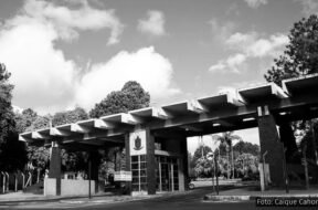 A imagem em tons de cinza retrata a entrada da Universidade Federal de Juiz de Fora.