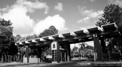 A imagem em tons de cinza retrata a entrada da Universidade Federal de Juiz de Fora.
