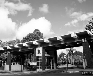 A imagem em tons de cinza retrata a entrada da Universidade Federal de Juiz de Fora.