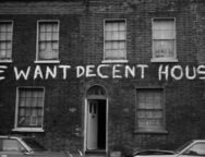 Fachada da Ocupaçao Connolly Barrack, na Irlanda, com uma faixa escrito "WE WANT DECENT HOUSING!"